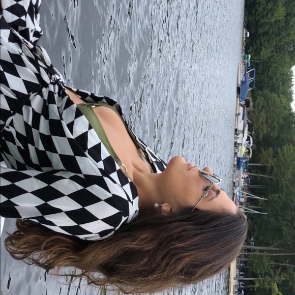 BLACK & White Cover Up - Picture 7 of 8